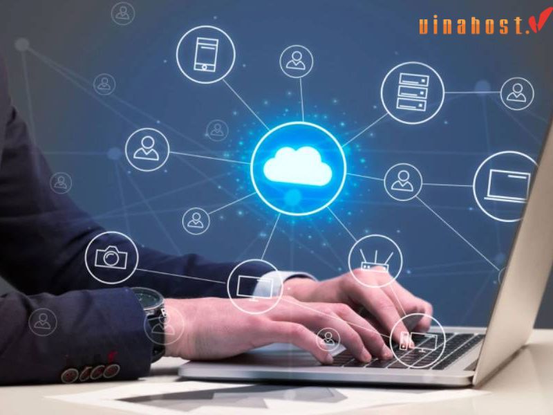 Public Cloud là gì? Là mô hình điện toán đám mây do bên thứ ba cung cấp tài nguyên qua internet.