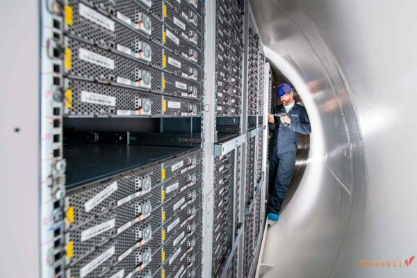 nhân viên đang sửa chữa máy chủ trong data center