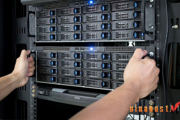what is rack server 4 - #1 Hosting Giá Rẻ, VPS Giá Rẻ, Máy Chủ Vật Lý, Email, Cloud Server Rack Server trong trung tâm dữ liệu hiện đại với các tủ rack 42U được sắp xếp ngăn nắp
