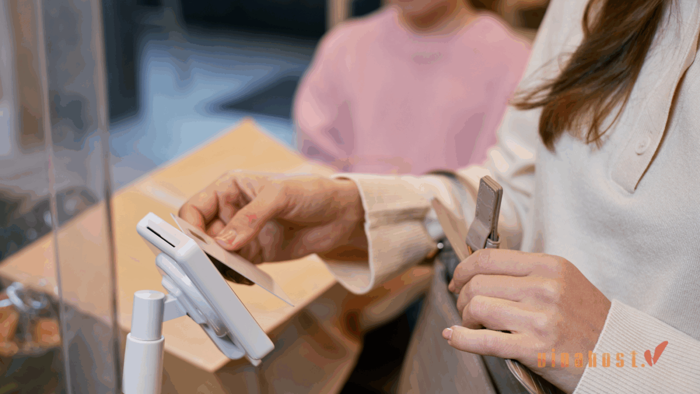 Edge Computing cho phép cửa hàng không thu ngân xử lý dữ liệu từ camera và cảm biến ngay tại chỗ, hỗ trợ nhận diện khuôn mặt và thanh toán tức thì.